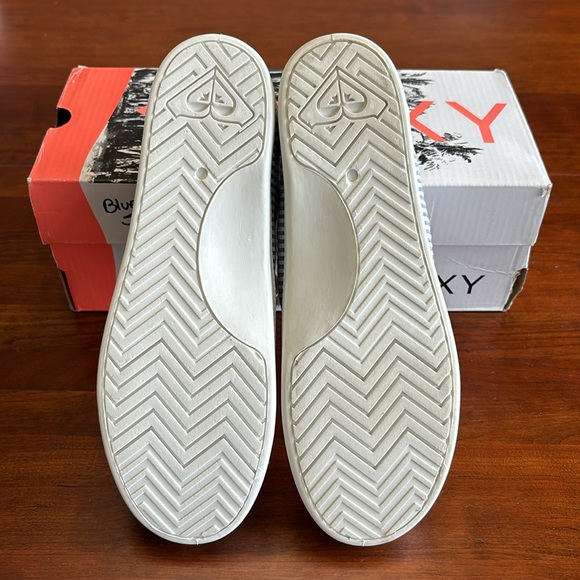 ROXY Bayshore Slip-on Sneaker (blue/white stripe) - Brand new in box - Size 7.5 - Picture 6 of 8